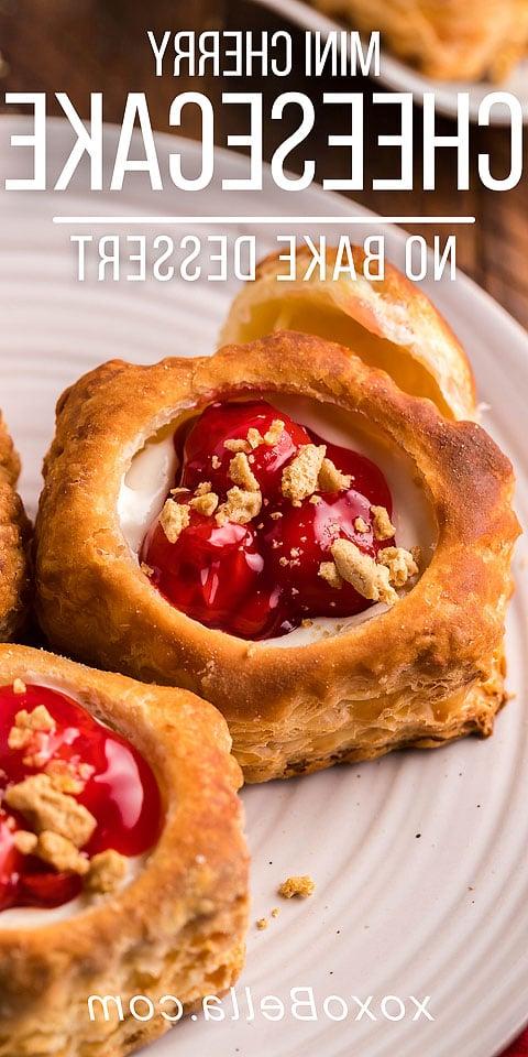 Κοντινό πλάνο μίνι cheesecakes με τραγανή σφολιάτα και επικάλυψη κερασιού σε ένα λευκό πιάτο, ιδανικά ως ατομικά cheesecakes για οποιοδήποτε επιδόρπιο.
