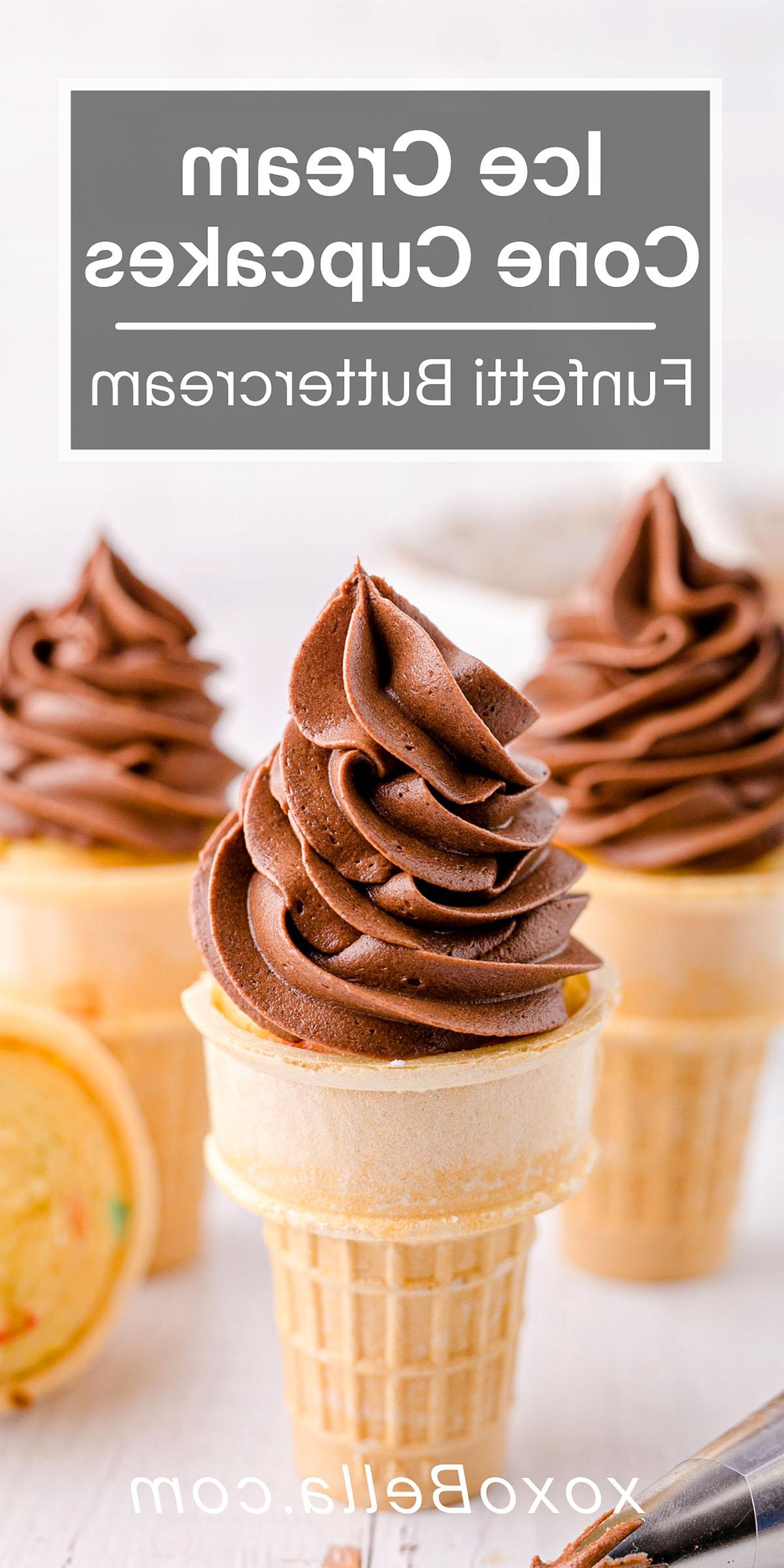 Τρία cupcakes σε χωνάκι παγωτού με στροβιλιστή σοκολατένια βουτυρόκρεμα, τέλεια ως cupcakes σε χωνάκια παγωτού για πάρτι γενεθλίων. Επισημασμένα "Ice Cream Cone Cupcakes.