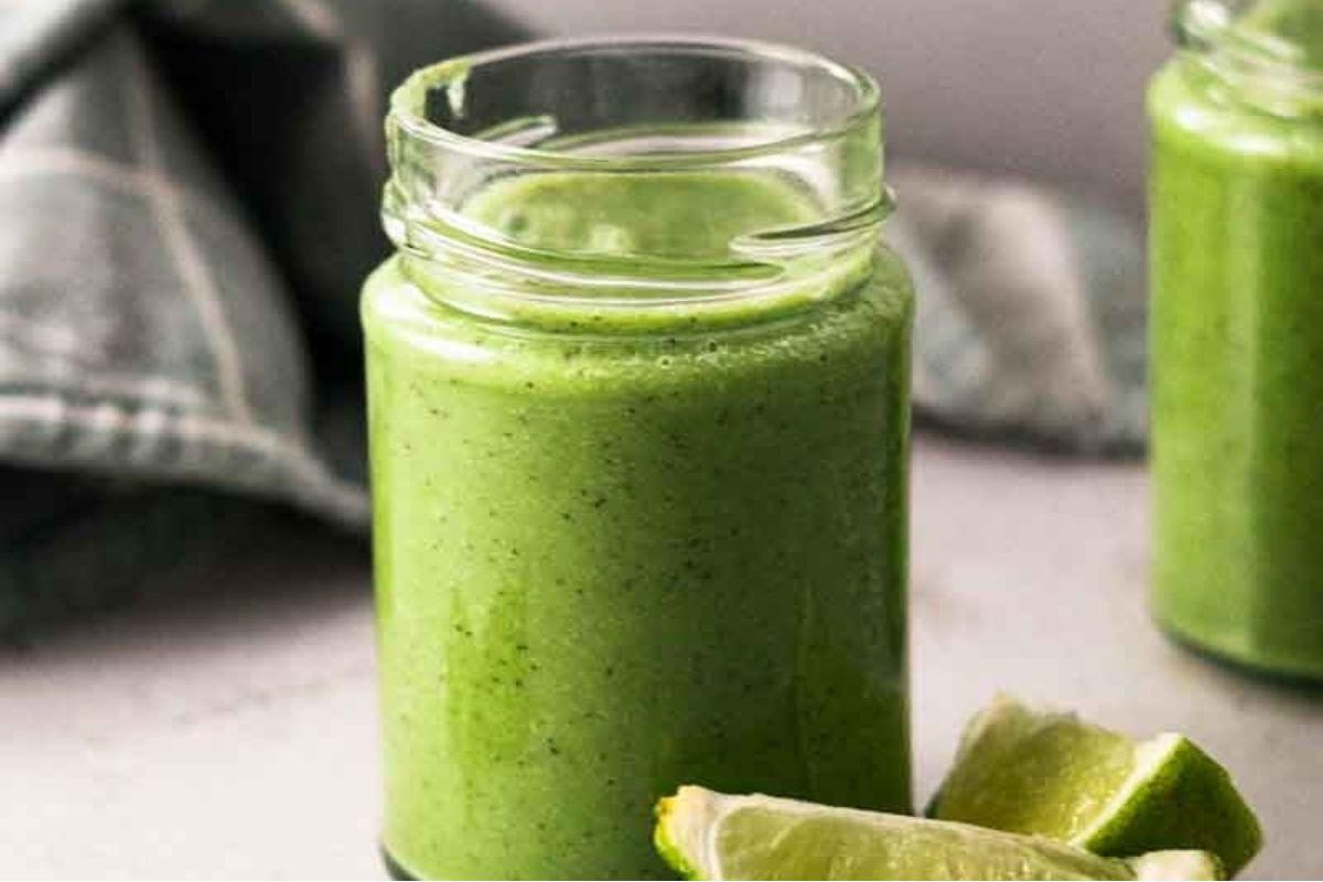 Ένα πράσινο smoothie σε βάζο με φέτες λάιμ, με συνταγές pinwheel.