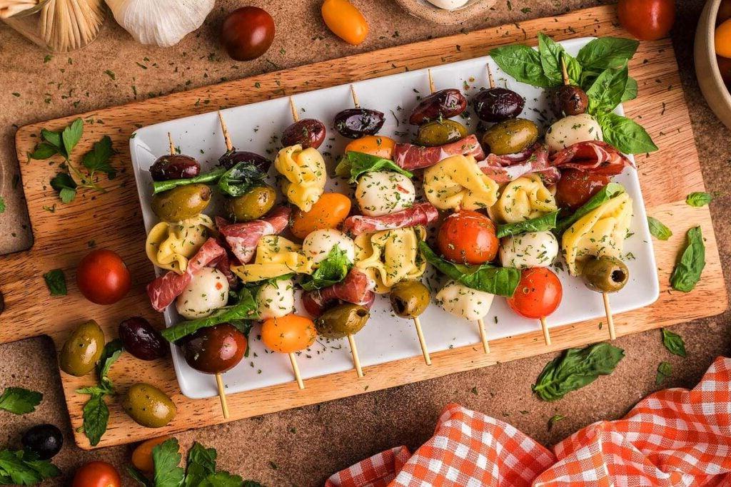 Σουβλάκια Antipasto σε πιατέλα.