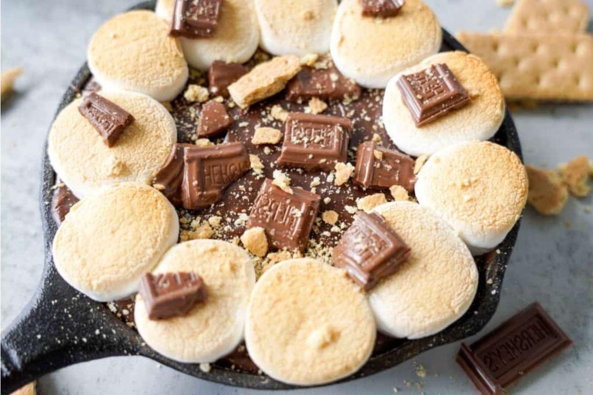 Ένα τηγάνι γεμάτο s'mores και συνταγές Hershey Kiss.