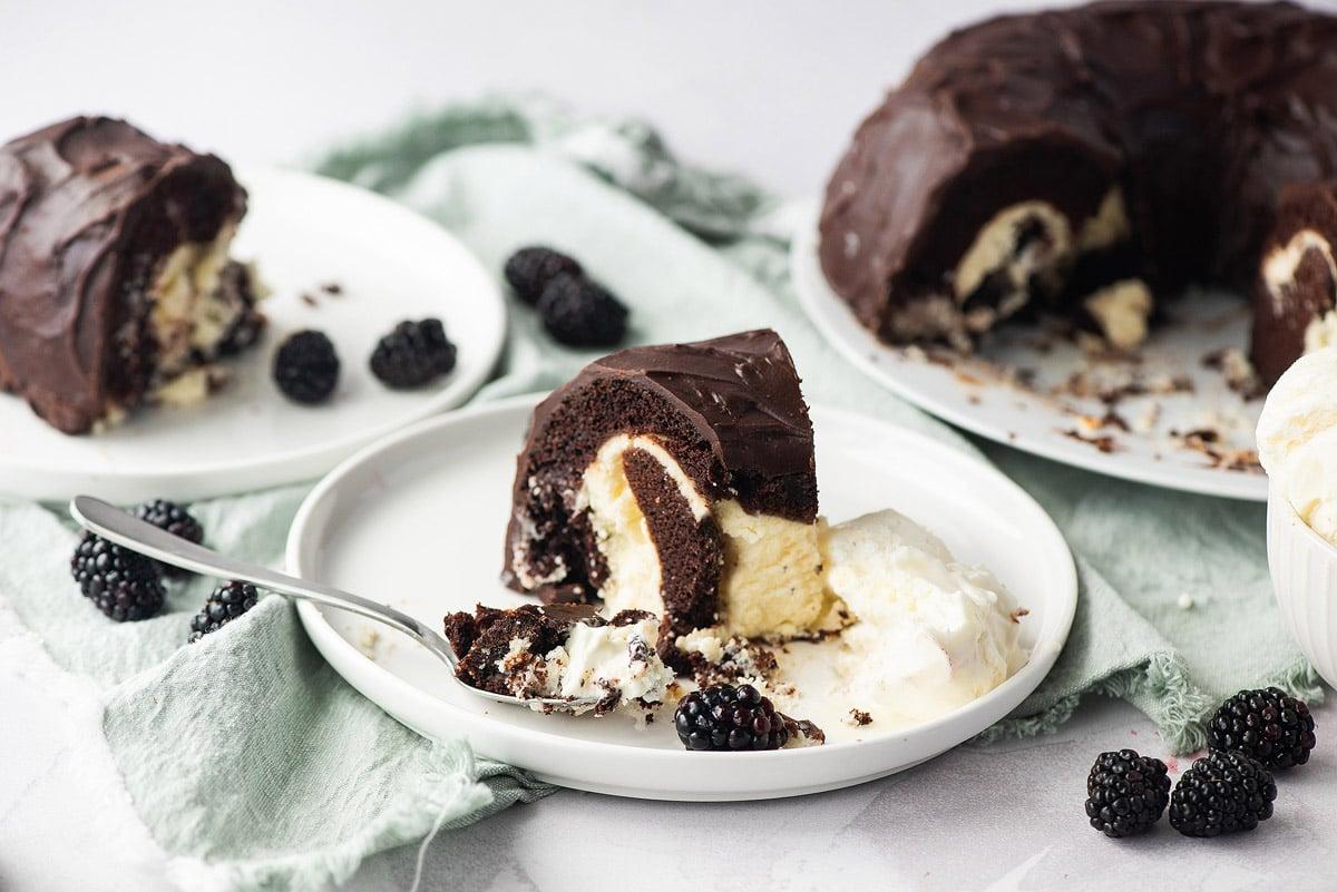 Σοκολατένιο Κέικ Bundt Μόκα με Γέμιση Cheesecake.