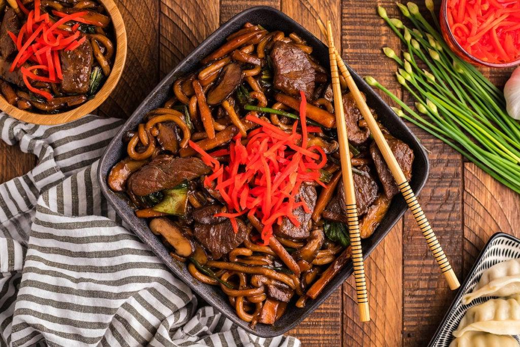 Stir fry με νουντλς udon και μοσχάρι σε μπολ.