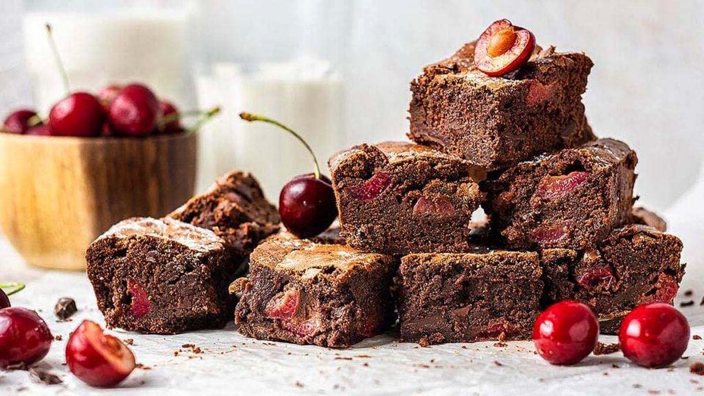 Brownies διπλής σοκολάτας με κεράσι.