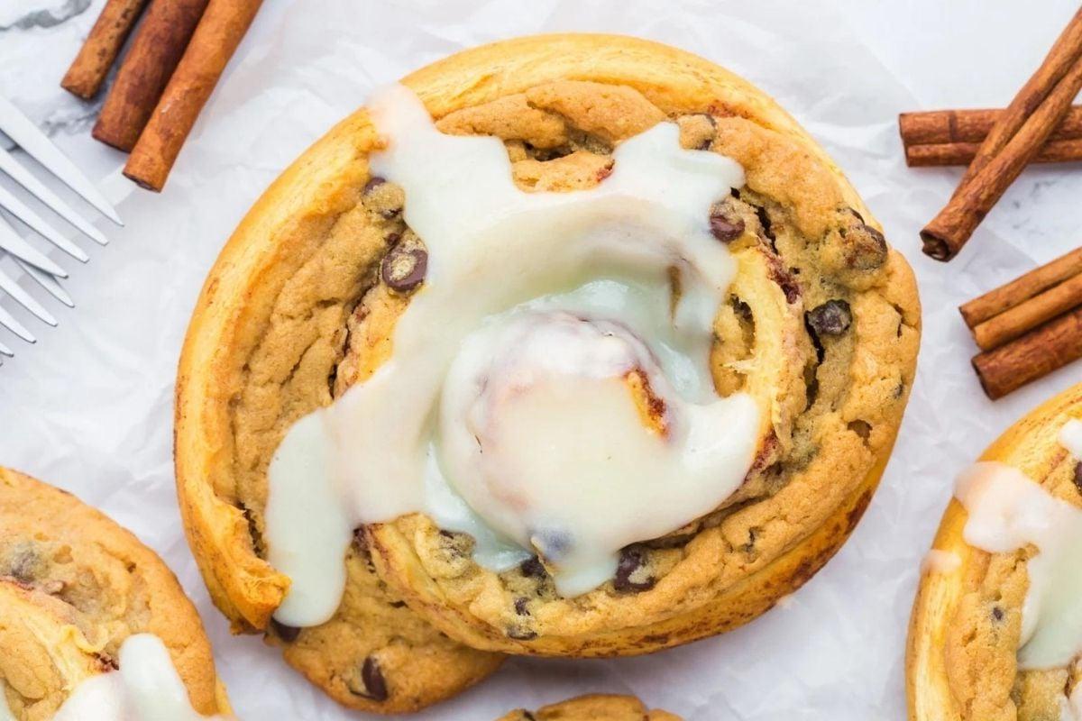 Κανελοψωμάκια μπισκότα Pillsbury με γλάσο και ξυλάκια κανέλας.