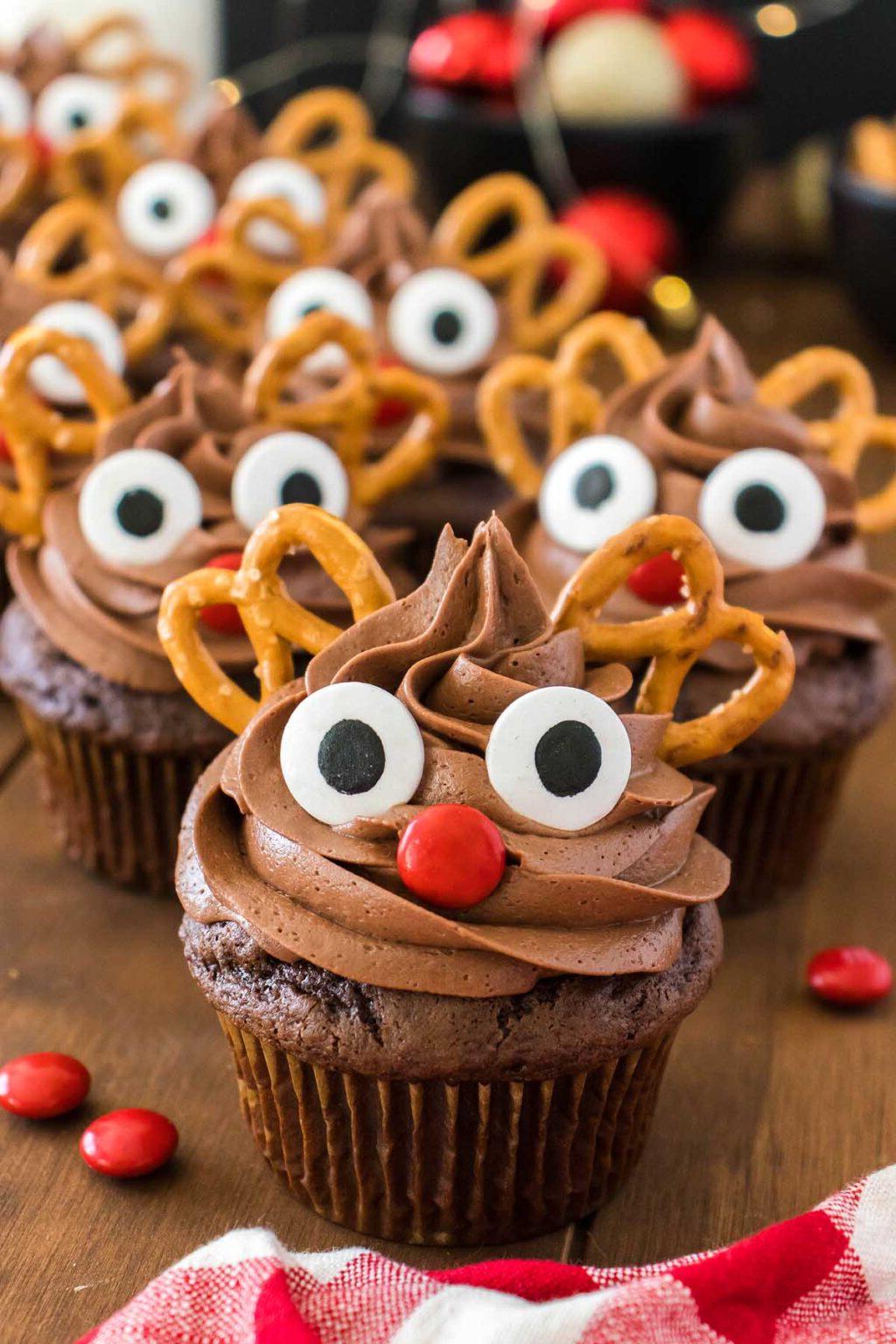 Cupcakes Rudolf με πρέτσελ στην κορυφή.