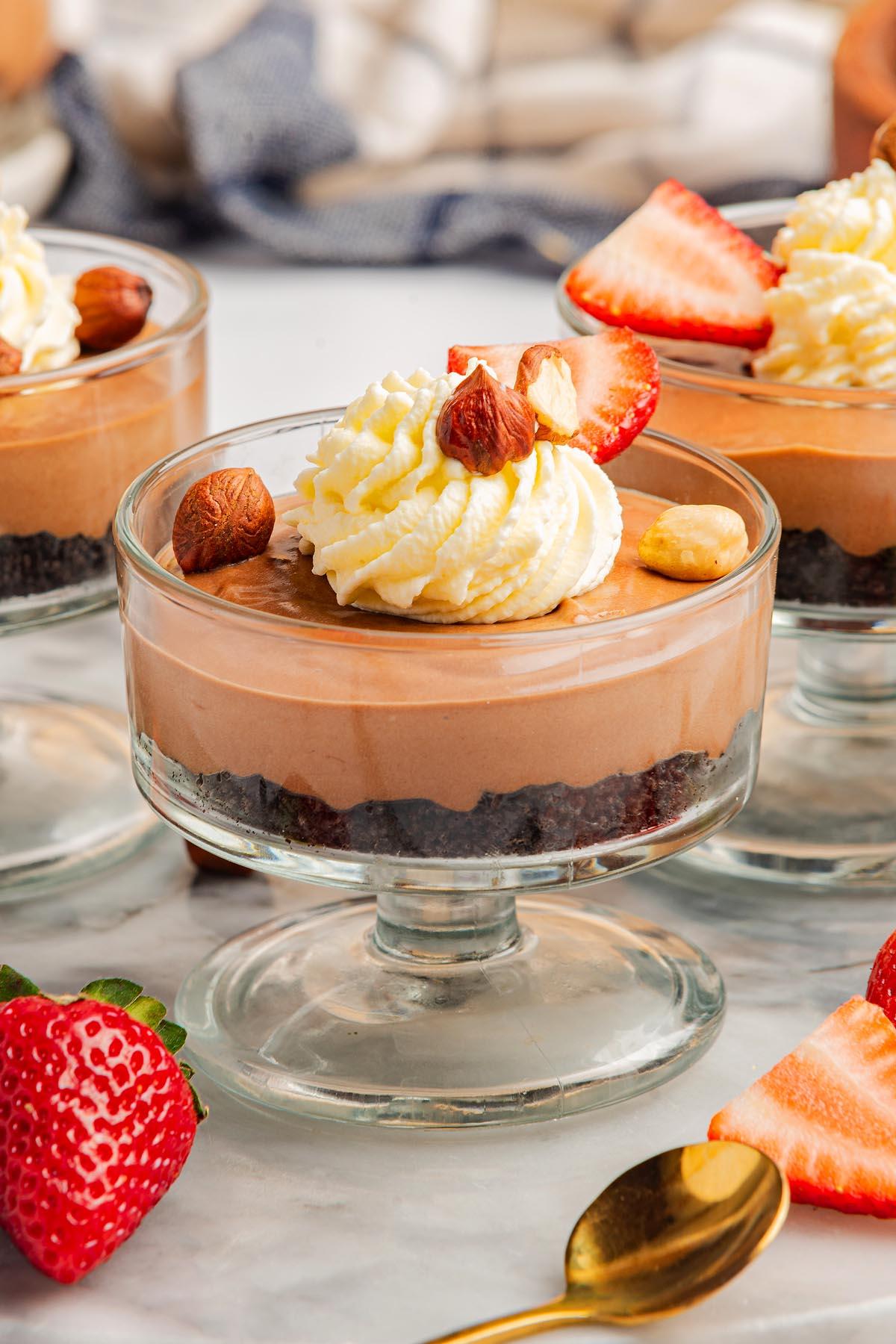 Δύο ποτηράκια μους Nutella από κοντά, δείχνοντας την κρεμώδη υφή