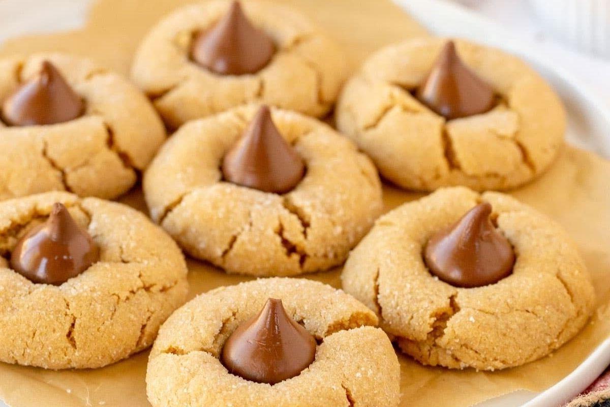 Μπισκότα φυστικοβούτυρου με Hershey Kiss σε ένα πιάτο, κλασικά και λαχταριστά.