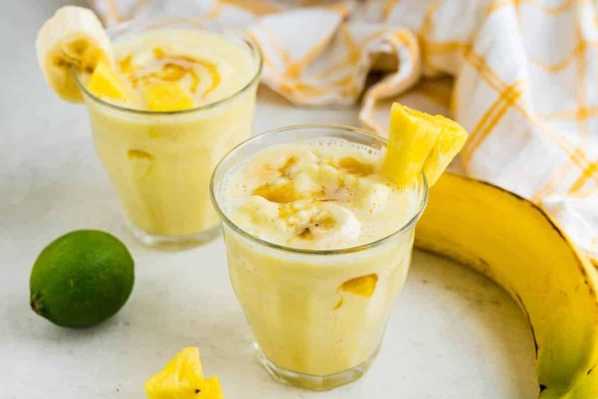Δύο ποτήρια smoothie με μπανάνες, λάιμ και συνταγές pinwheel.