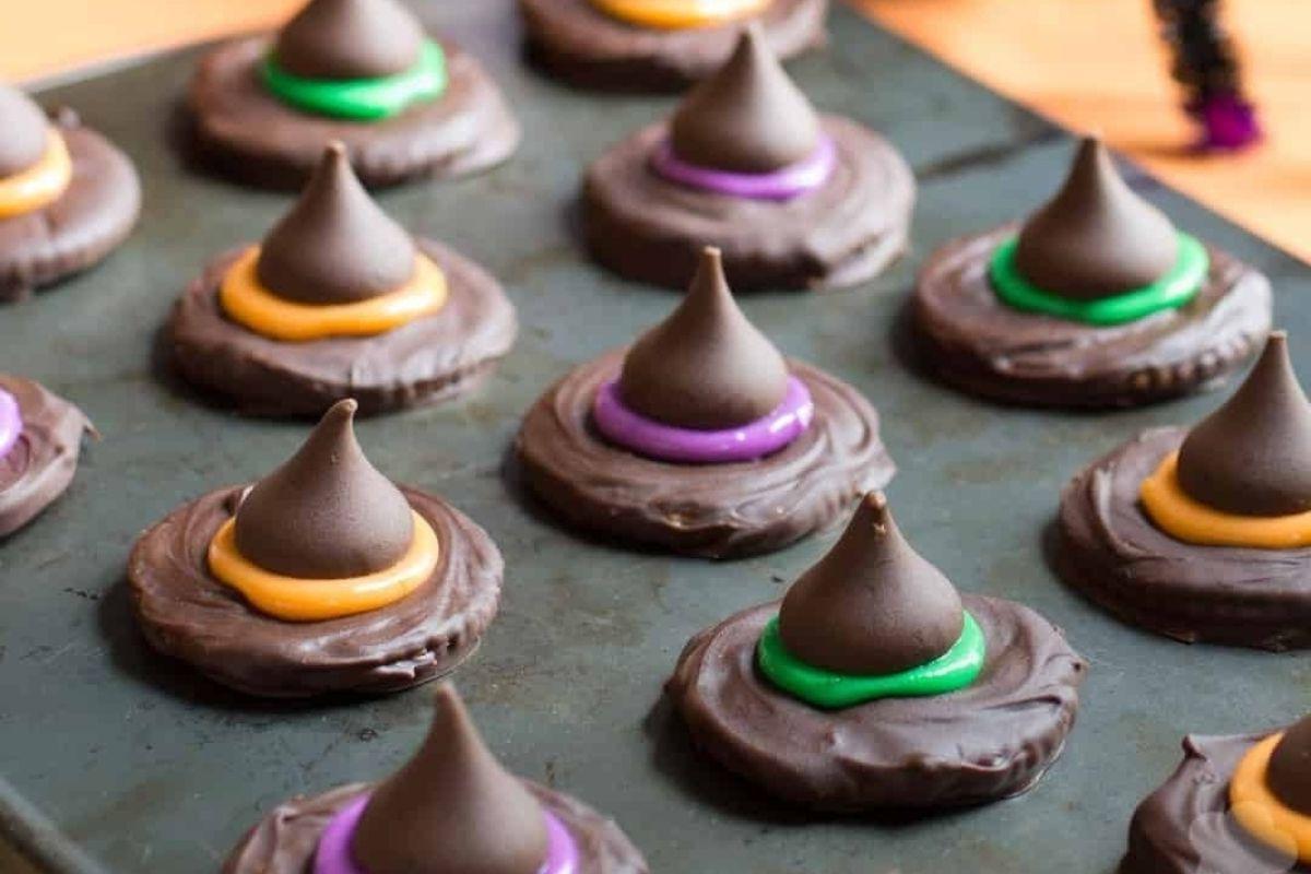 Μπισκότα σοκολάτας Hershey Kiss σε σχήμα καπέλου μάγισσας σε ταψί.