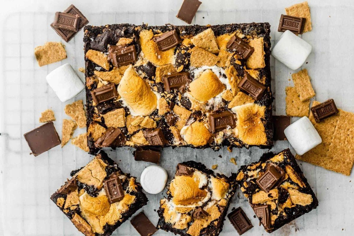 S'mores brownies με συνταγές Hershey Kiss.