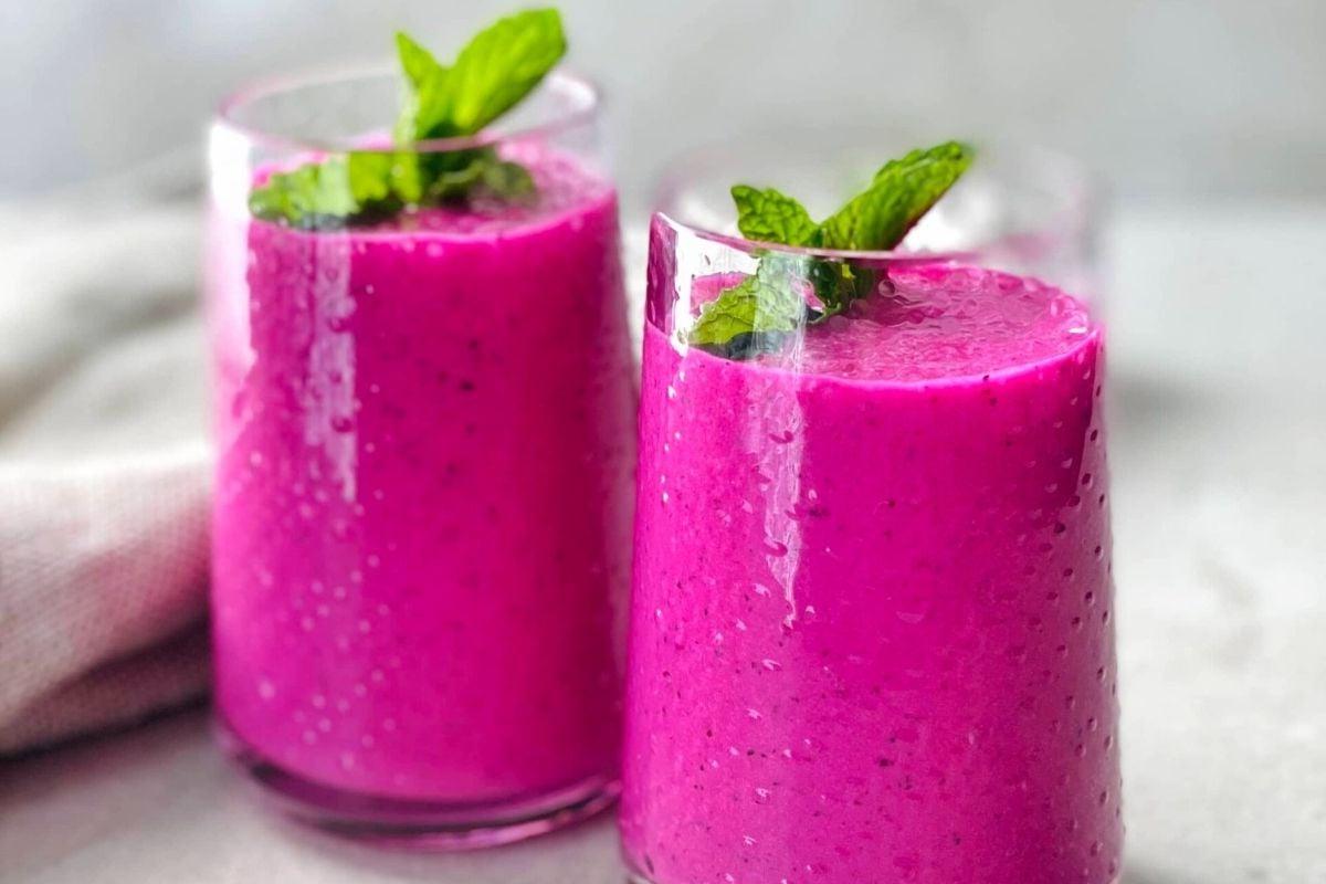 Δύο ποτήρια ροζ smoothie με φύλλα μέντας και συνταγές pinwheel.