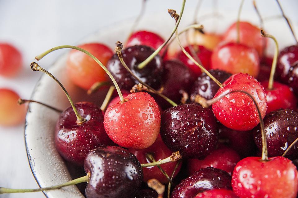 Η food blogger Bella Bucchiotti της xoxoBella μοιράζεται πληροφορίες για την εποχή των κερασιών στην BC και WA και πώς να μαζέψει κεράσια.
