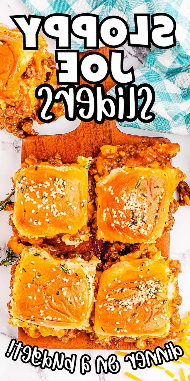 Μια ξύλινη σανίδα με τέσσερα Sloppy Joe sliders με σουσάμι και γαρνιρισμένα με μυρωδικά. Κείμενο αναφέρει "sloppy joe sliders" και "δείπνο με χαμηλό προϋπολογισμό."