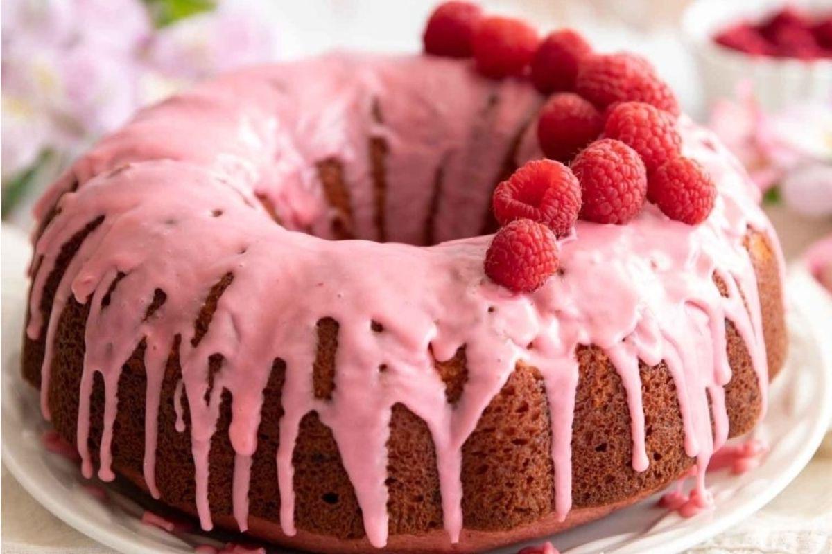 Γλυκά Αγίου Βαλεντίνου: Ένα ροζ κέικ bundt με γλάσο και βατόμουρα, ιδανικό για ρομαντική γιορτή.