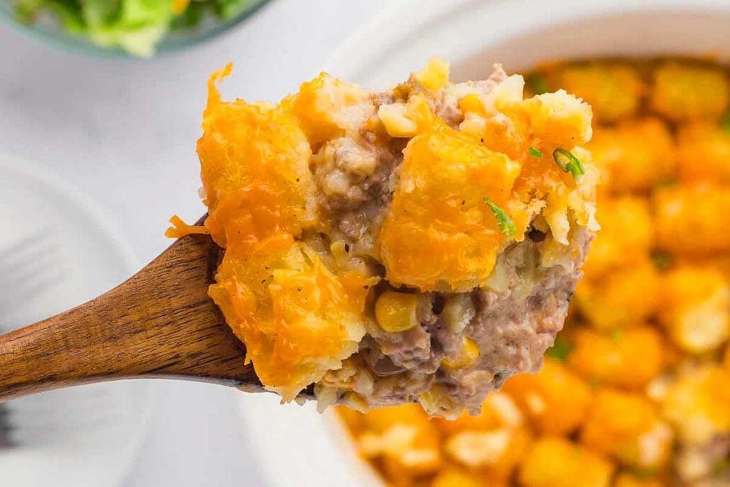 Κασσερόλα bacon cheeseburger tater tot σε crock pot.