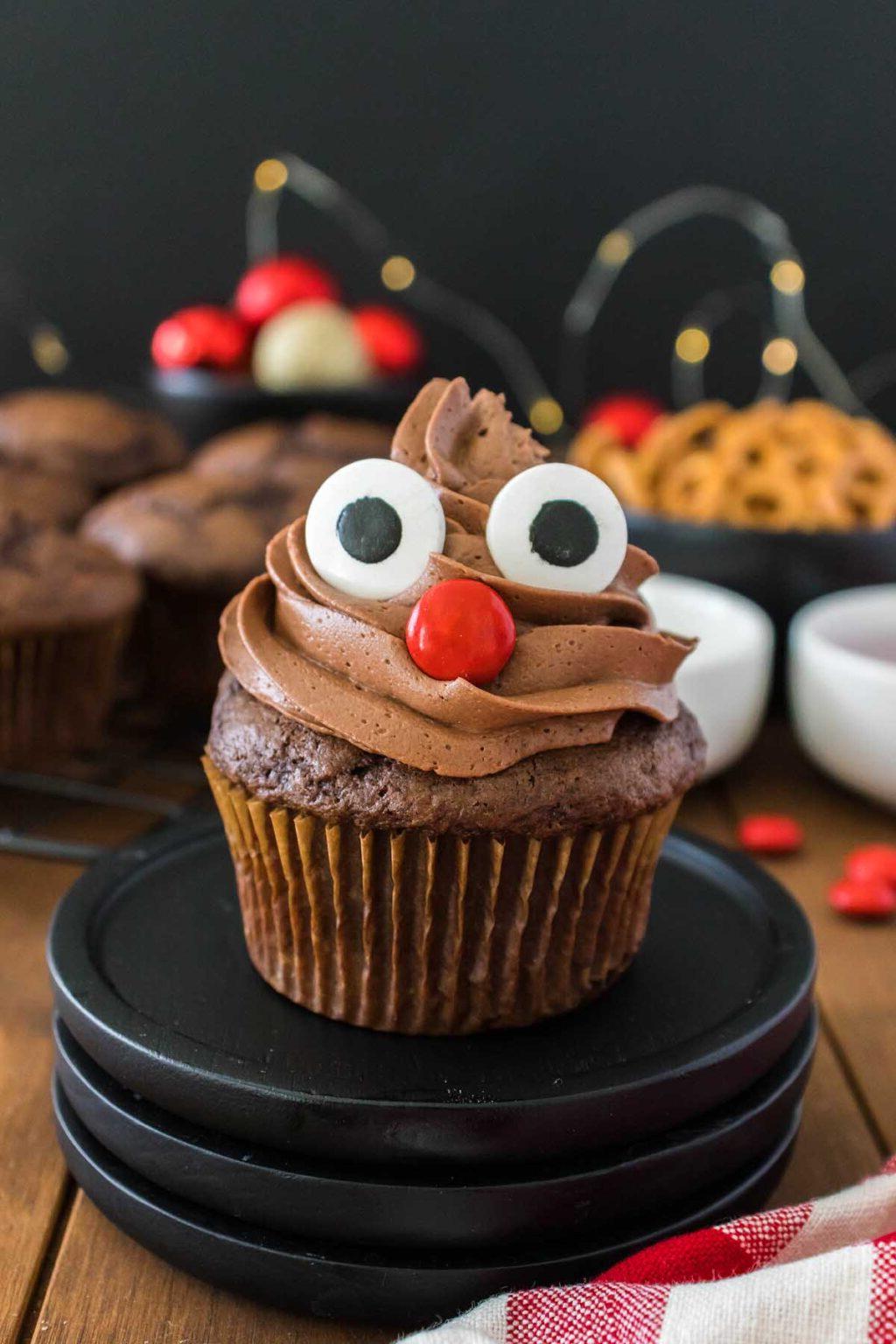 Ένα χαριτωμένο cupcake ταράνδου ιδανικό για τα Χριστούγεννα.