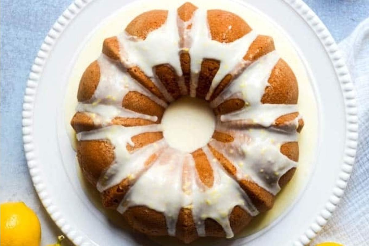 Συνταγή Κέικ Bundt Λεμόνι με Γλάσο Λεμόνι.