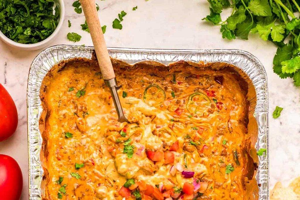 Καπνιστό queso dip σε λευκό μπολ.
