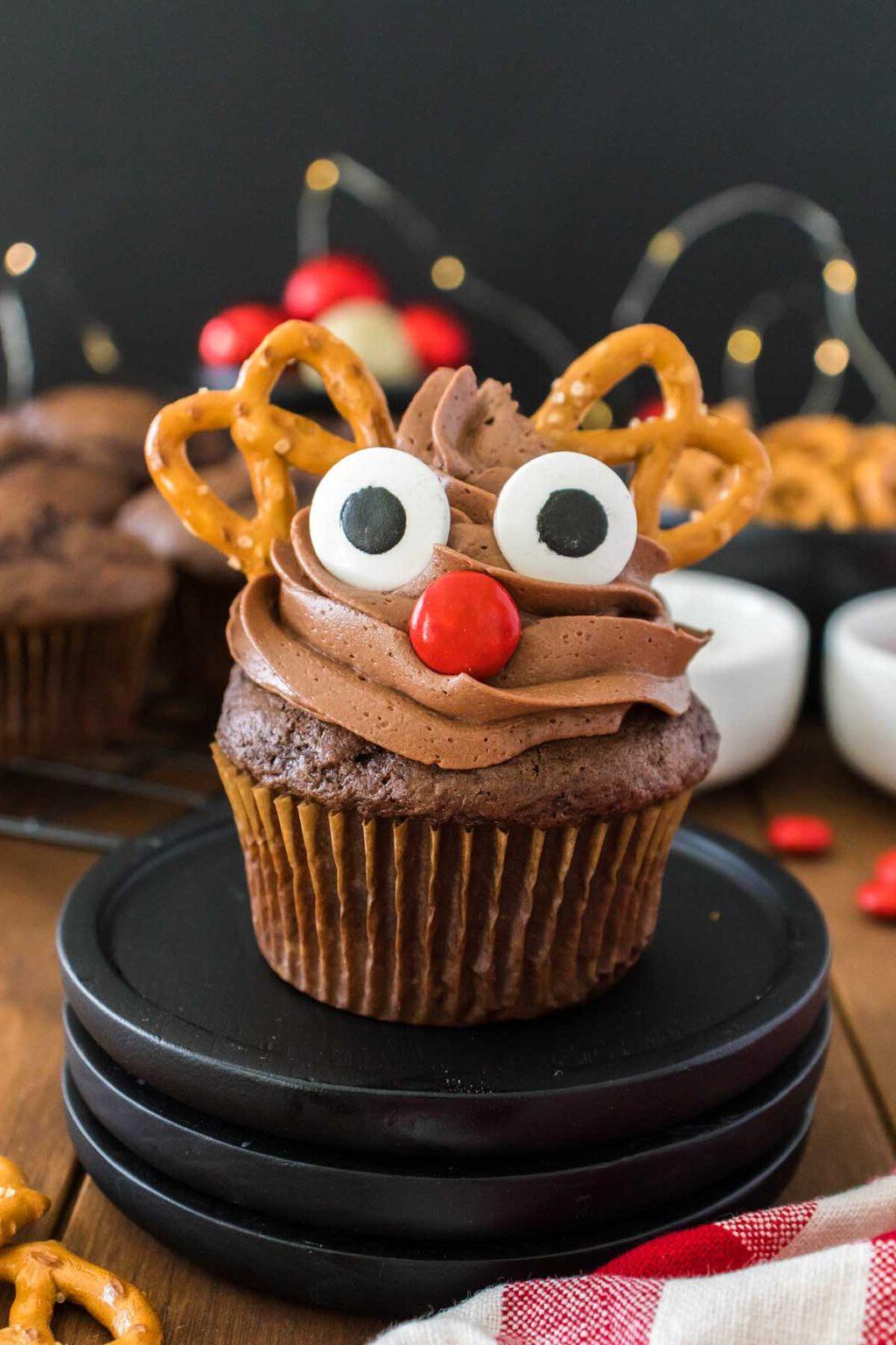 Cupcakes Rudolf με πρέτσελ σε πιάτο.