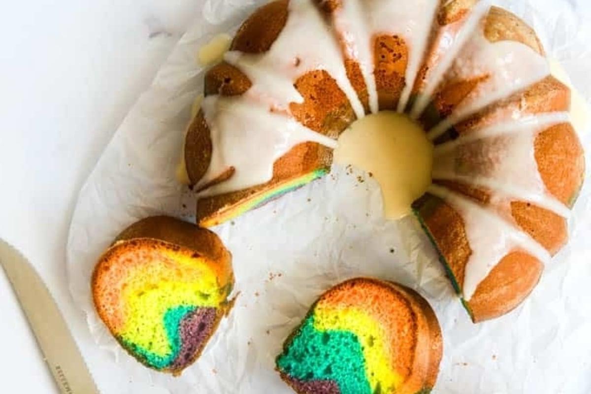 Κέικ Bundt Ουράνιο Τόξο (με έτοιμο μείγμα κέικ!).