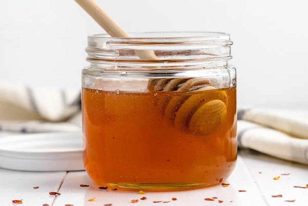 Hot honey σε γυάλινο βάζο.