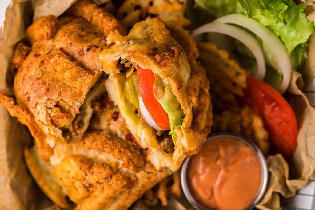 Τσίζμπεργκερ hot pockets με πατάτες σε καλάθι.