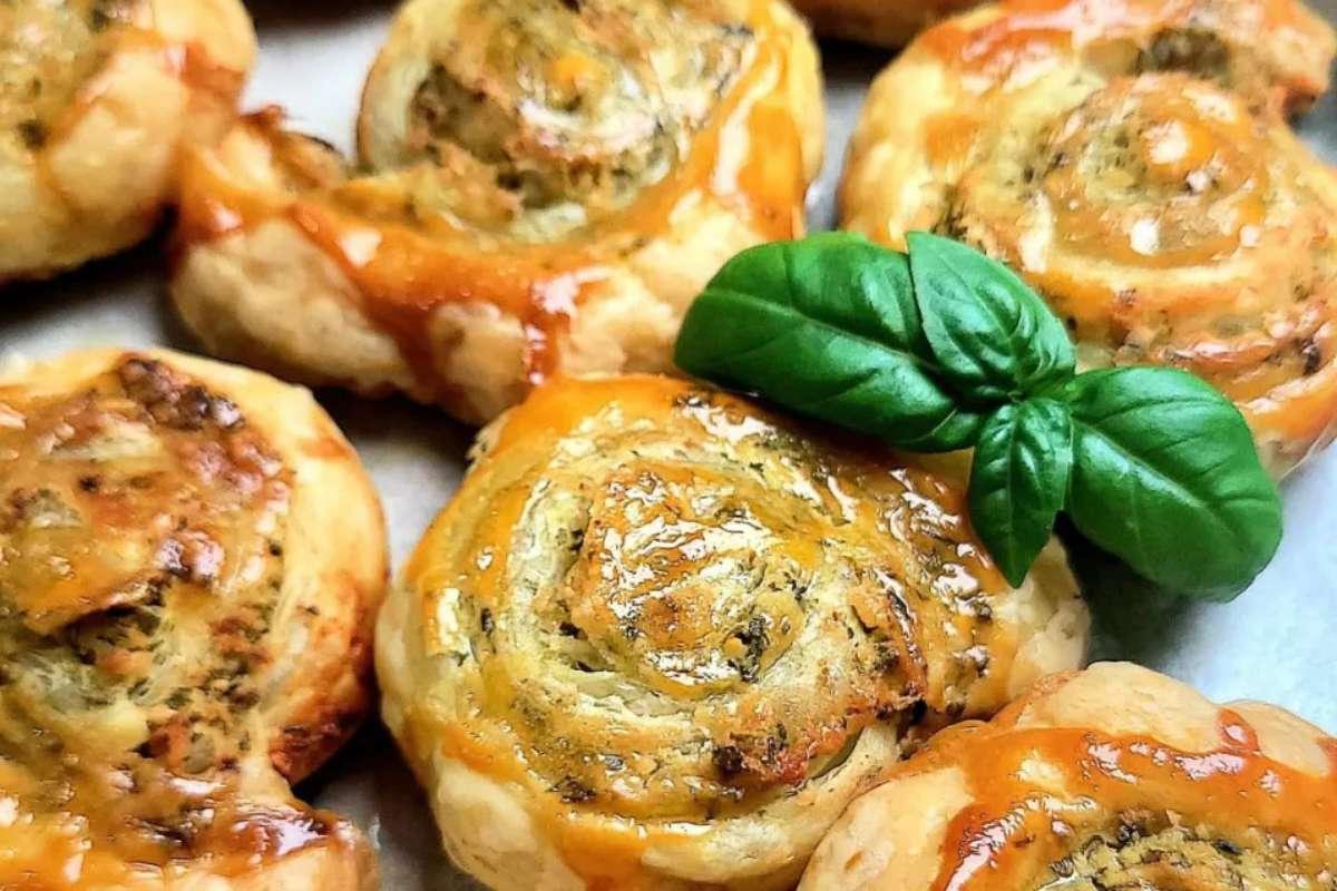 Ιταλικά τυρένια ψωμάκια σκόρδου με φύλλα βασιλικού σε ταψί, ιδανικά για ορεκτικά.