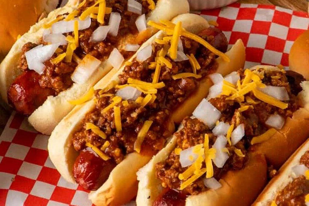 Hot dog με chili στην κορυφή.