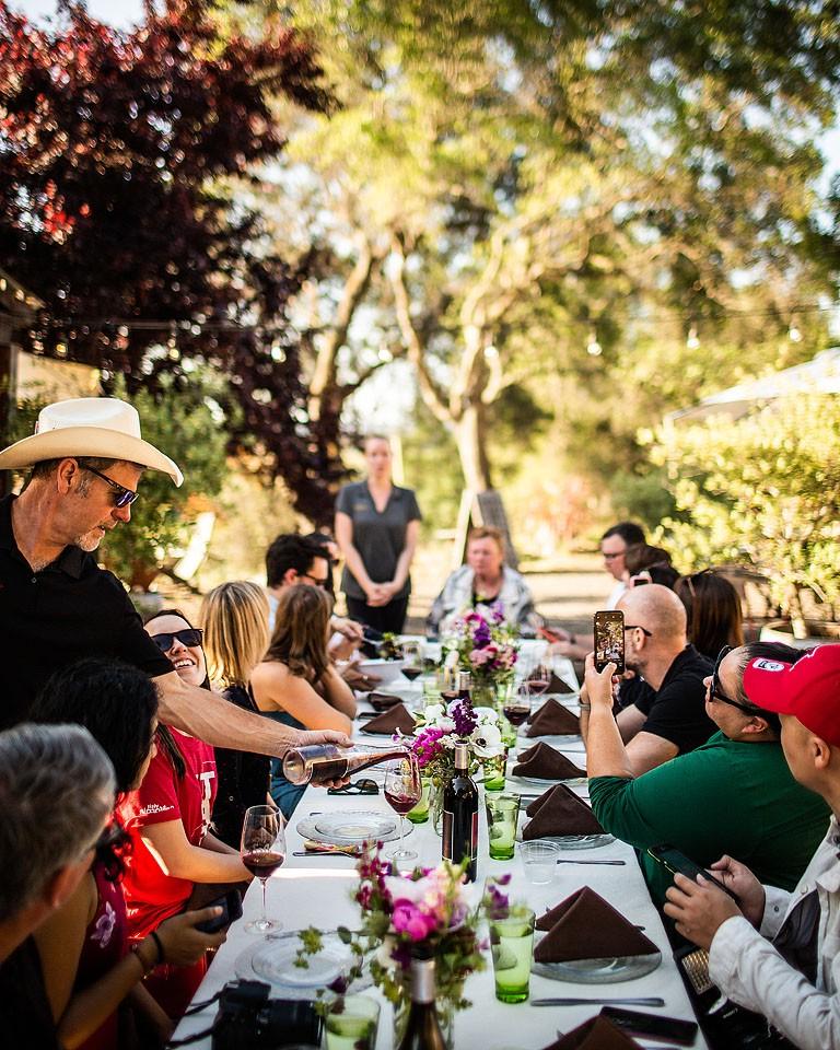 Κρασιά και ατμόσφαιρα στο PaZa Winery.