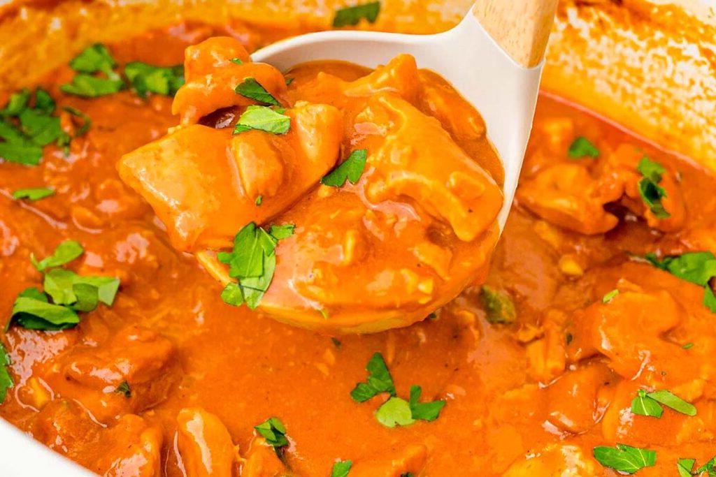 Ένα crock pot με κοτόπουλο βούτυρο.
