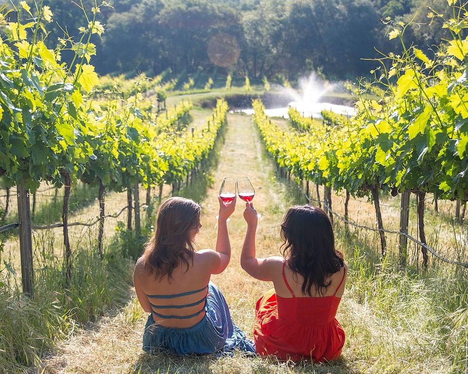 Ποτήρια κρασιού στο PaZa Winery.