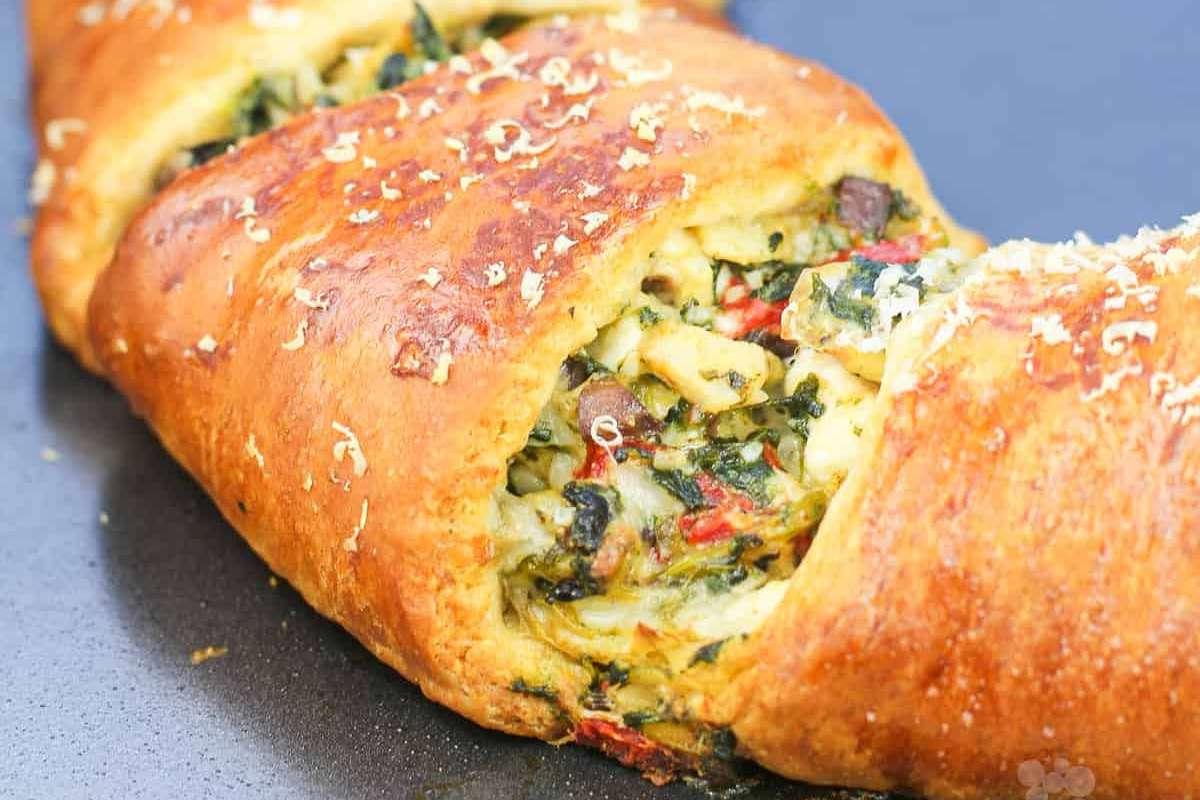 Ένα ιταλικό ορεκτικό που περιλαμβάνει ένα ψωμί με σπανάκι και τυρί.