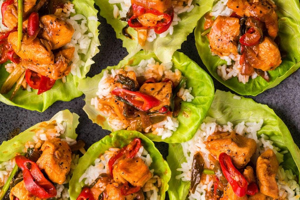 Πικάντικο κοτόπουλο stir fry Gochujang σε φύλλα μαρουλιού.