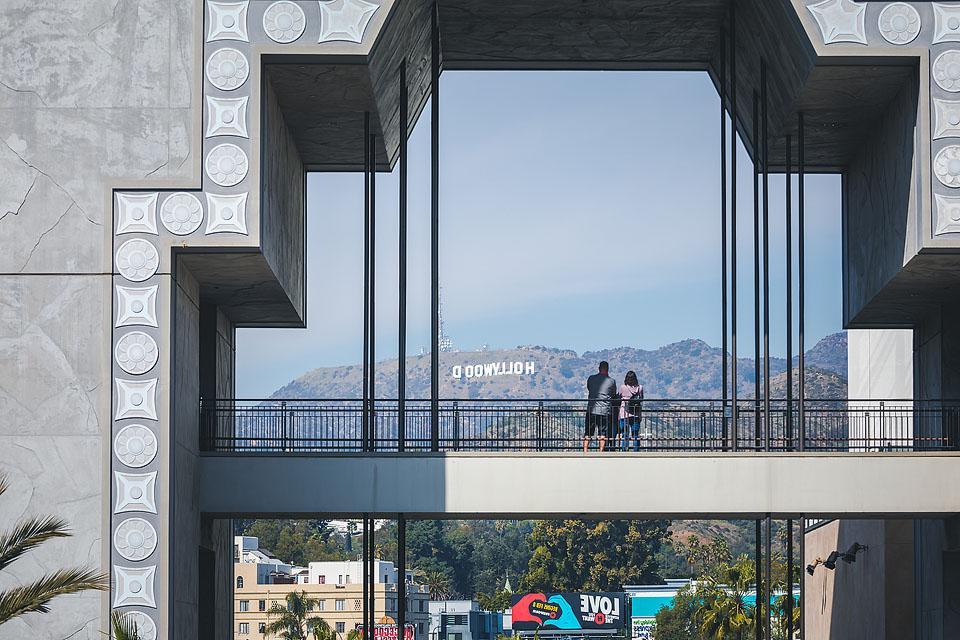 Η πινακίδα του Hollywood πλαισιωμένη από το Hollywood & Highland Center.
