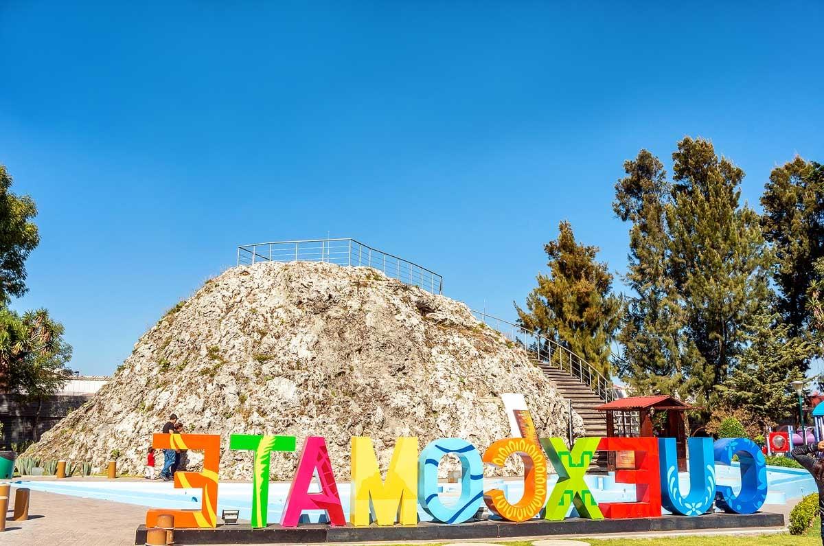 Πουέμπλα, Μεξικό - 27 Νοεμβρίου 2016: Το Cuexcomate είναι ένας ανενεργός θερμοπίδακας στην πόλη της Πουέμπλα, Μεξικό. Ο κώνος που σχημάτισε ο θερμοπίδακας γύρω από τον κρατήρα του έχει ύψος 13 μέτρα.