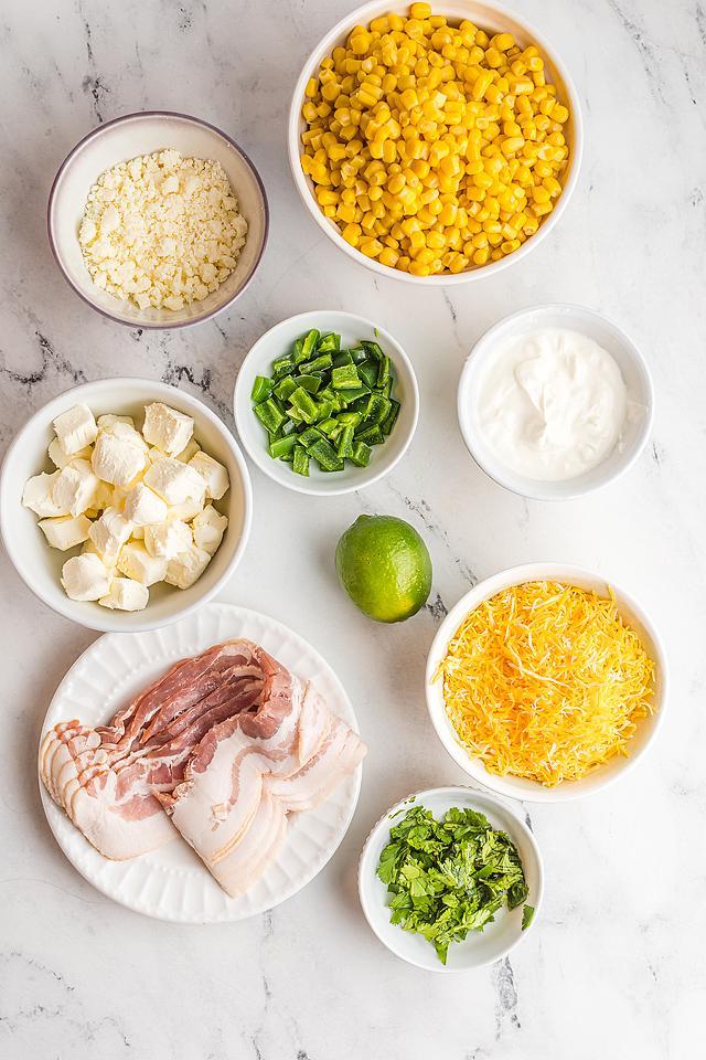 Food blogger, Bella Bucchiotti της xoxoBella, μοιράζεται μια πικάντικη συνταγή για βουτιά καλαμποκιού και τυριού με jalapeño. Θα λατρέψετε αυτό το εύκολο street corn dip.