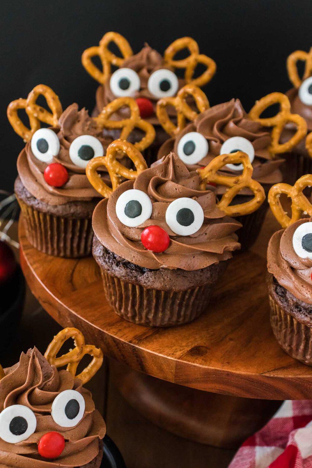 Χριστουγεννιάτικα cupcakes με μύτες από πρέτσελ, με αξιολάτρευτα σχέδια ταράνδου.