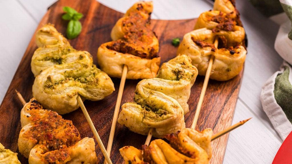 Food blogger, Bella Bucchiotti της xoxoBella, μοιράζεται μια συνταγή για ένα χριστουγεννιάτικο ορεκτικό δέντρο από σφολιάτα με πέστο. Προσθέστε αυτή τη συνταγή σφολιάτας στη λίστα σας με τα χριστουγεννιάτικα ορεκτικά!