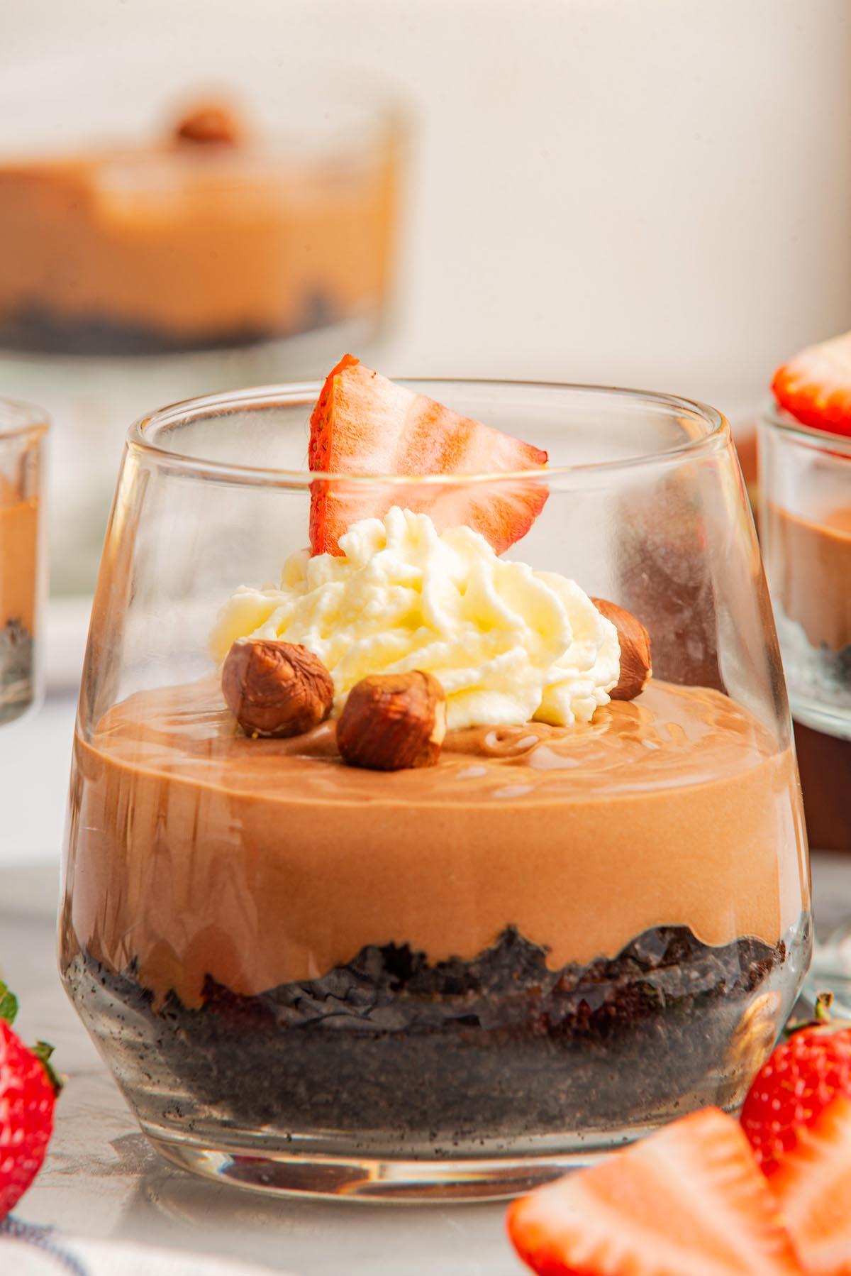 Υλικά για την μους Nutella, απλωμένα σε μια επιφάνεια