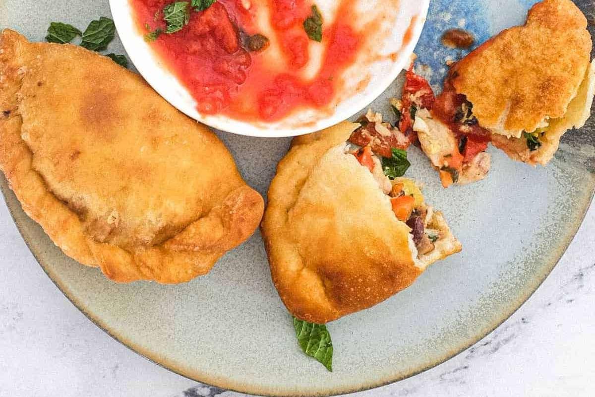 Δύο ιταλικές εμπαδάδες σερβιρισμένες με σάλτσα για ντιπ, ιδανικές ως ορεκτικά.