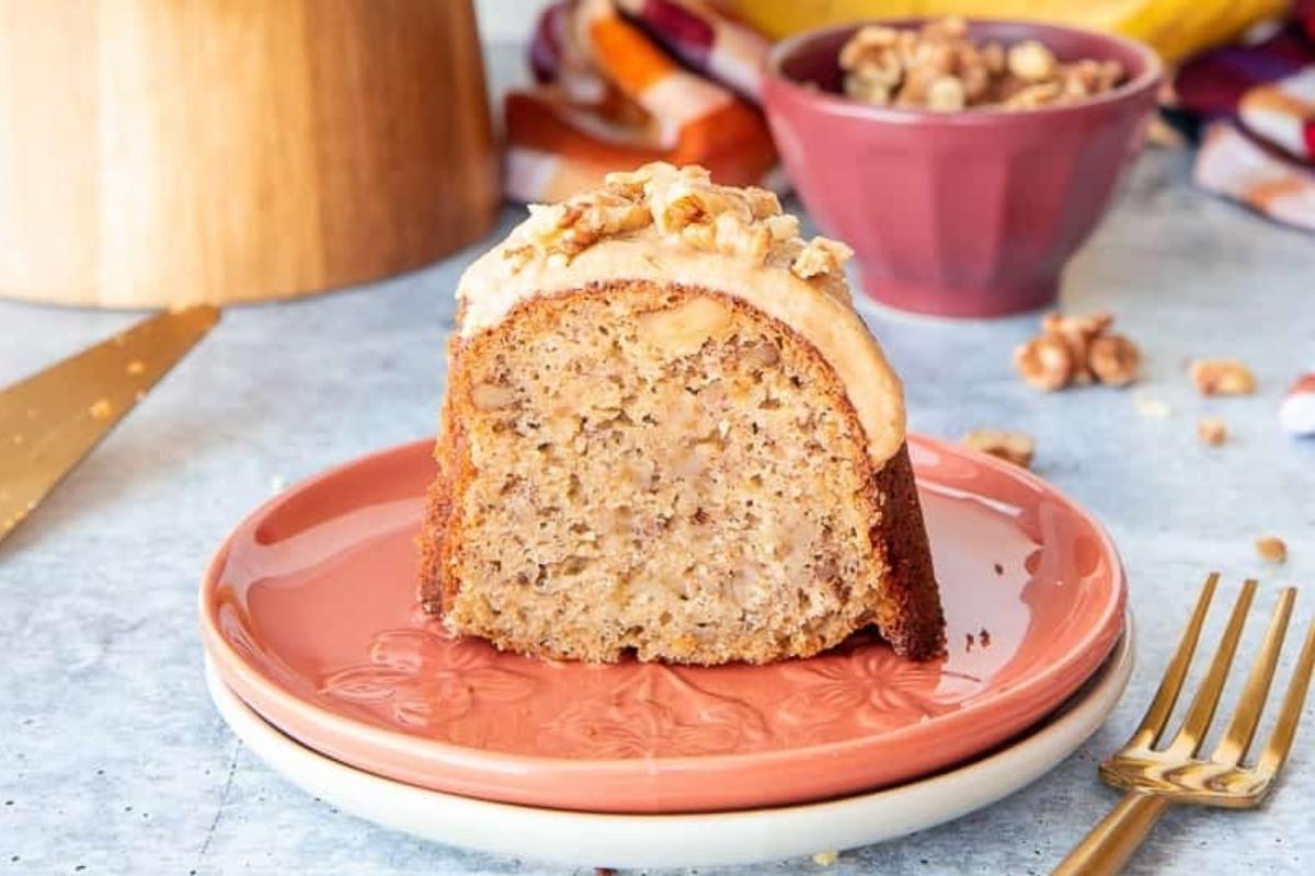 Κέικ Bundt Μπανάνας με Σιρόπι Σφενδάμου και Καρύδια.