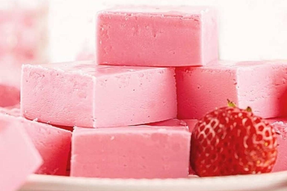 Μια λαχταριστή στοίβα από ροζ fudge και φράουλες σε πιάτο, ιδανική για να απολαύσετε νόστιμες ροζ συνταγές.