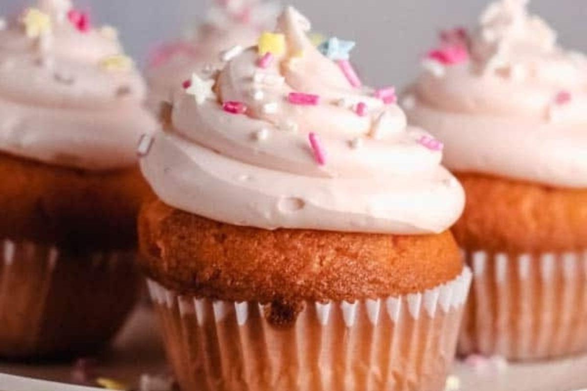 Ροζ cupcakes με τρούφα σε λευκό πιάτο, ιδανικά για ροζ συνταγές.