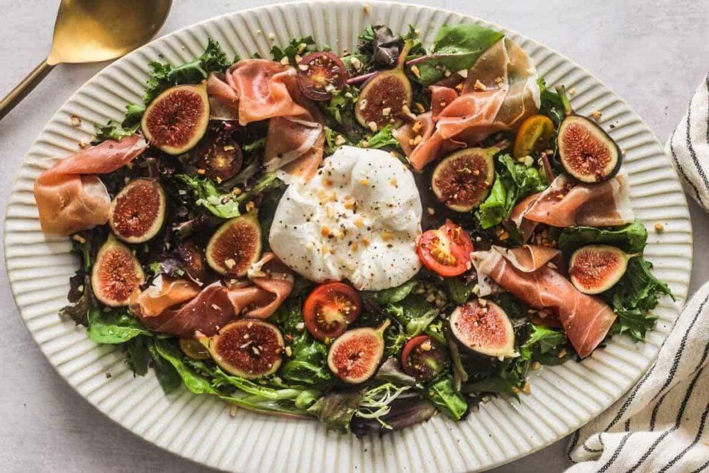 Σαλάτα σύκα και burrata σε μπολ.