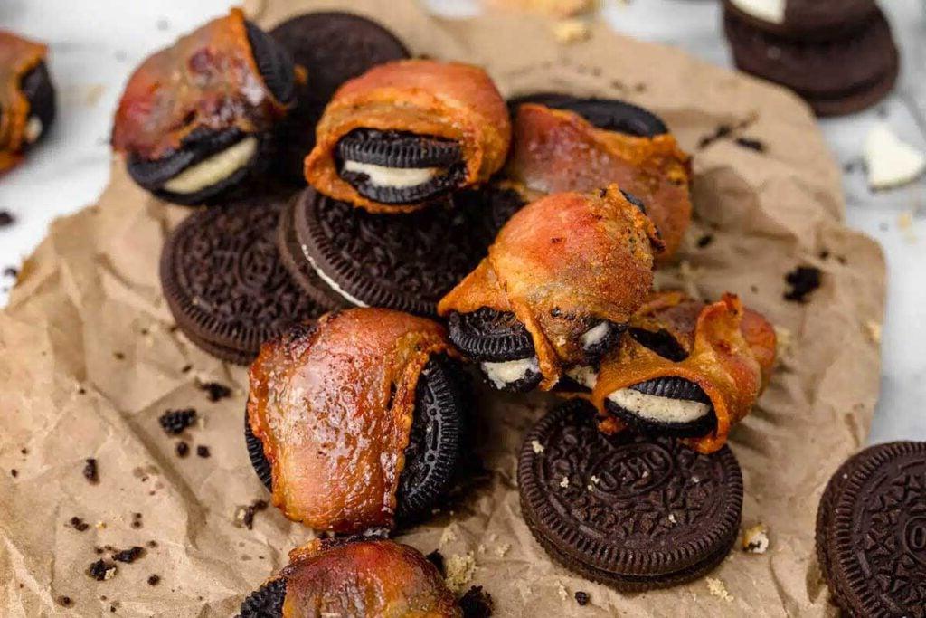 Μια στοίβα από oreos τυλιγμένα σε μπέικον