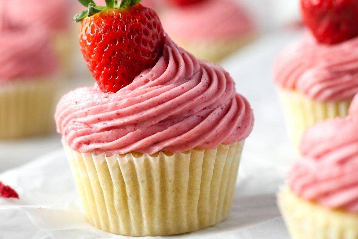 Φωτογραφία που δείχνει γεμιστά cupcakes με φράουλα, ιδανικά για ροζ συνταγές.