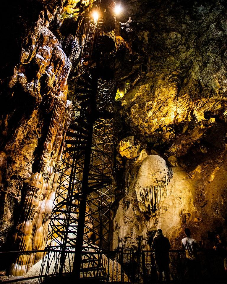 Στο εσωτερικό του Moaning Cavern, εντυπωσιακοί σχηματισμοί.