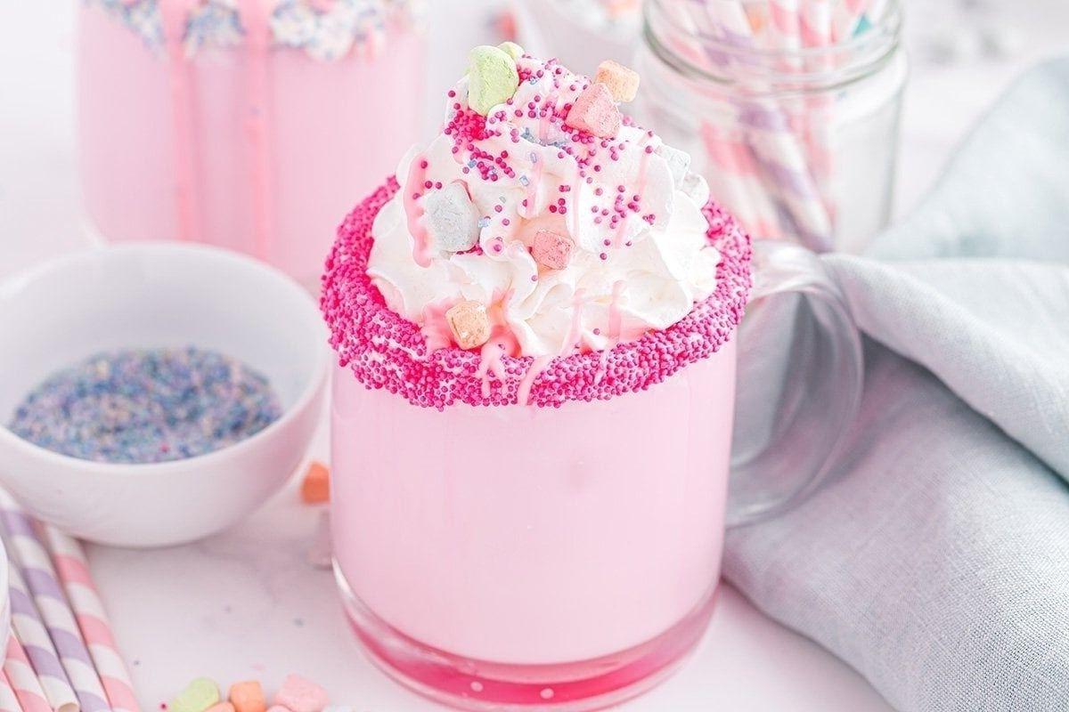 Ένα ροζ milkshake με τρούφα και σαντιγί, ιδανικό για όσους ψάχνουν ροζ συνταγές.