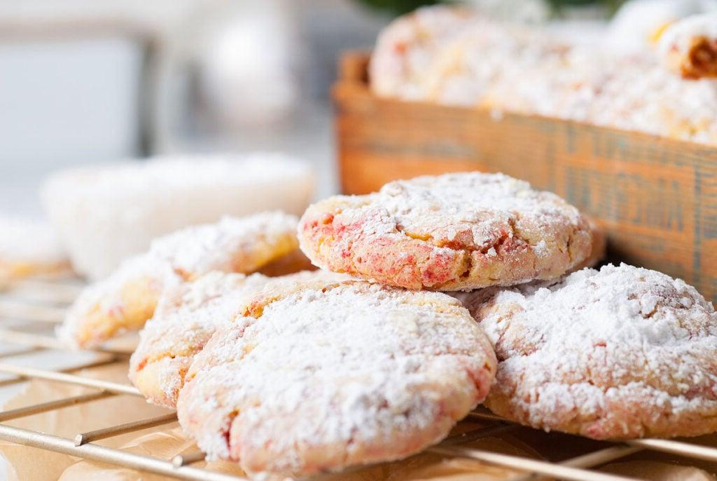 Ροζ μπισκότα crinkle λεμονάδας σε σχάρα ψύξης.
